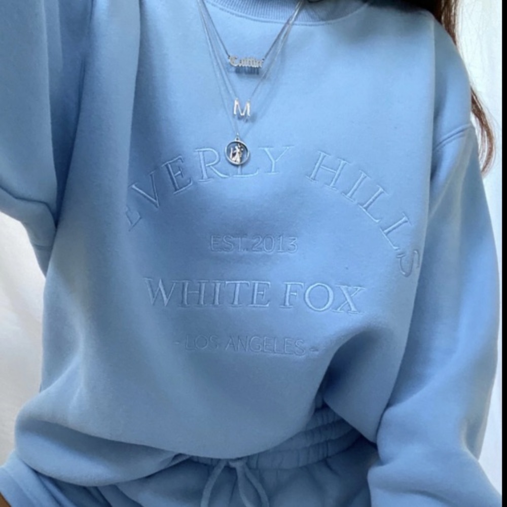 White Fox Boutique “Best of both” oversized sweater. Size S/M. Runs a oversized